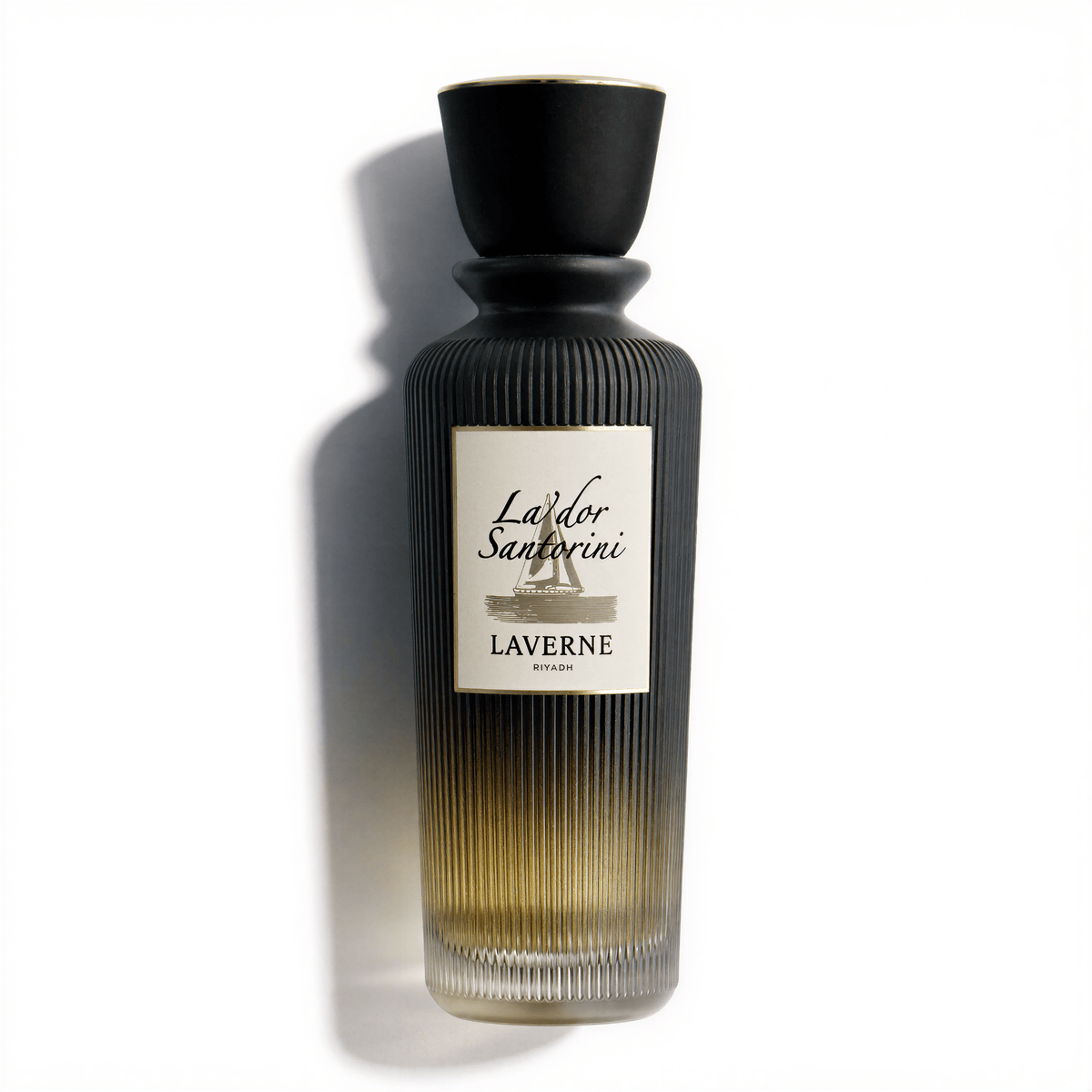 عطر لادور سانتوريني من لافيرن بزجاجة سوداء مضلعة وتفاصيل ذهبية على خلف
